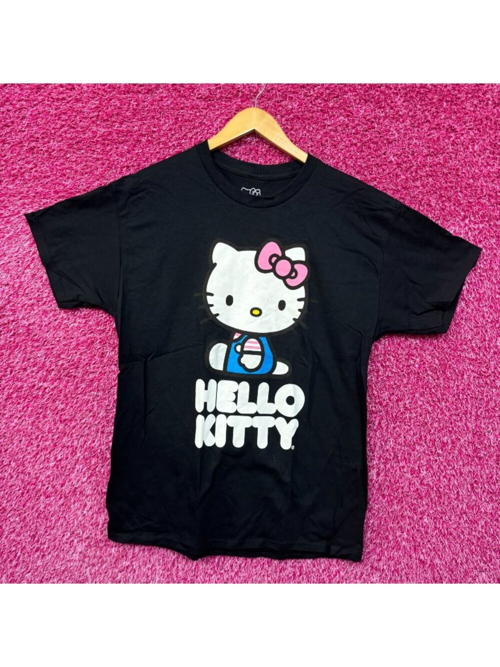 Hello Kitty Sitting Sideways Kawaii Anime Sanrio Tee M